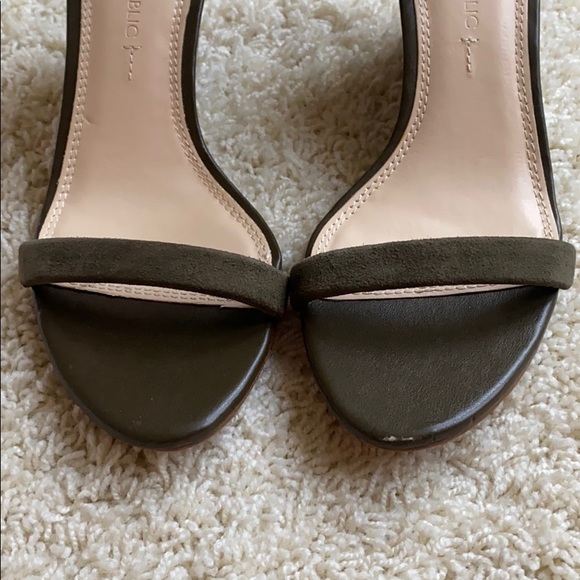 Banana Republic olive green sandal - Picture 11 of 16